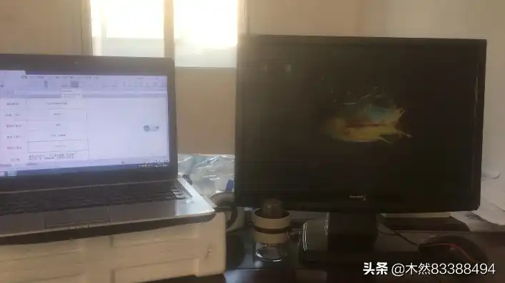 一个主机两个显示器，高效办公新体验，主机连接两个显示器，工作生活两不误